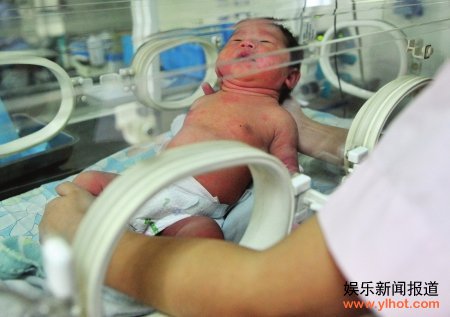 刚出生女婴被弃行李箱随河漂流 奇迹获救(图)